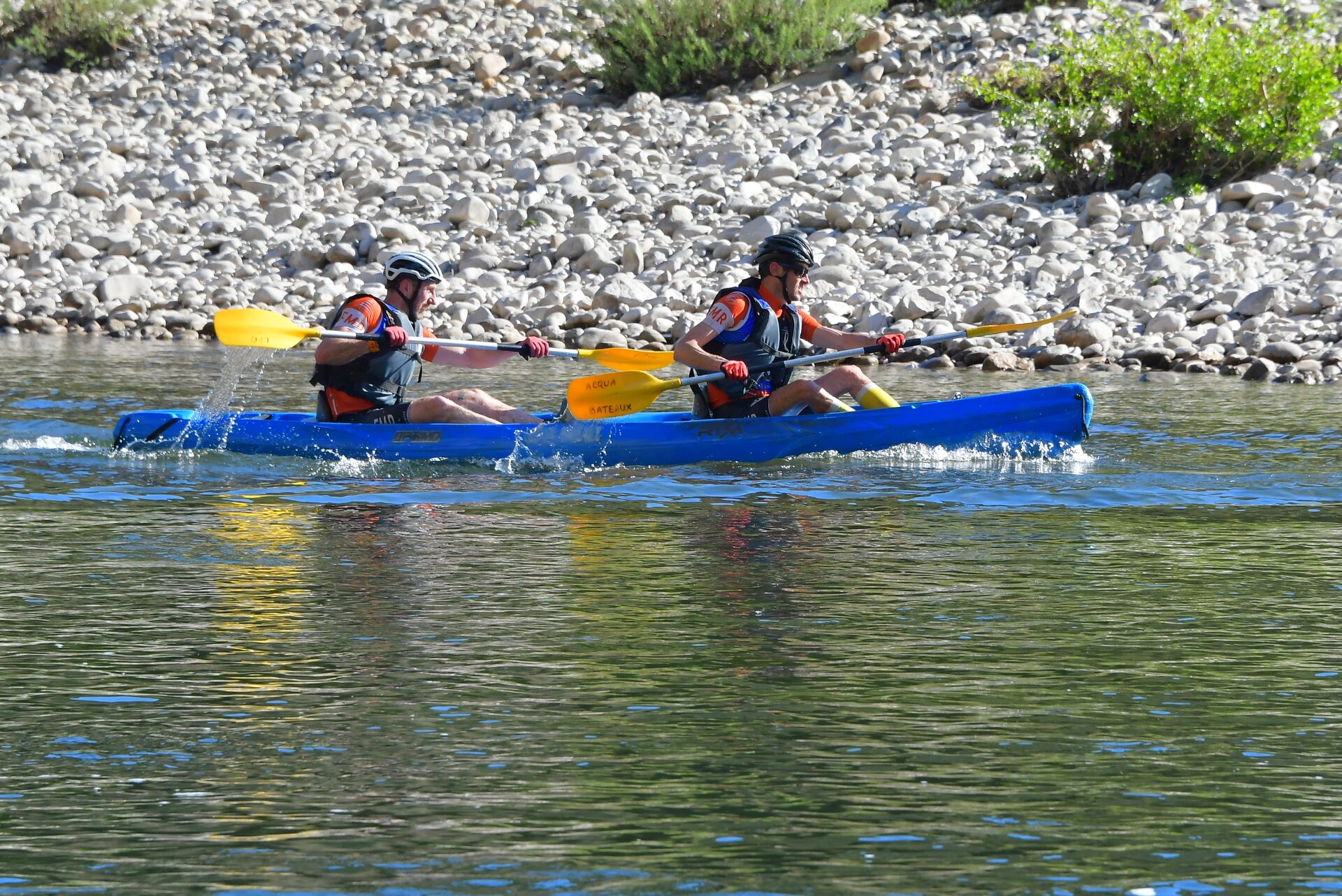 Deux raiders pagayant en canoë lors d'une activité nature en Ardèche
