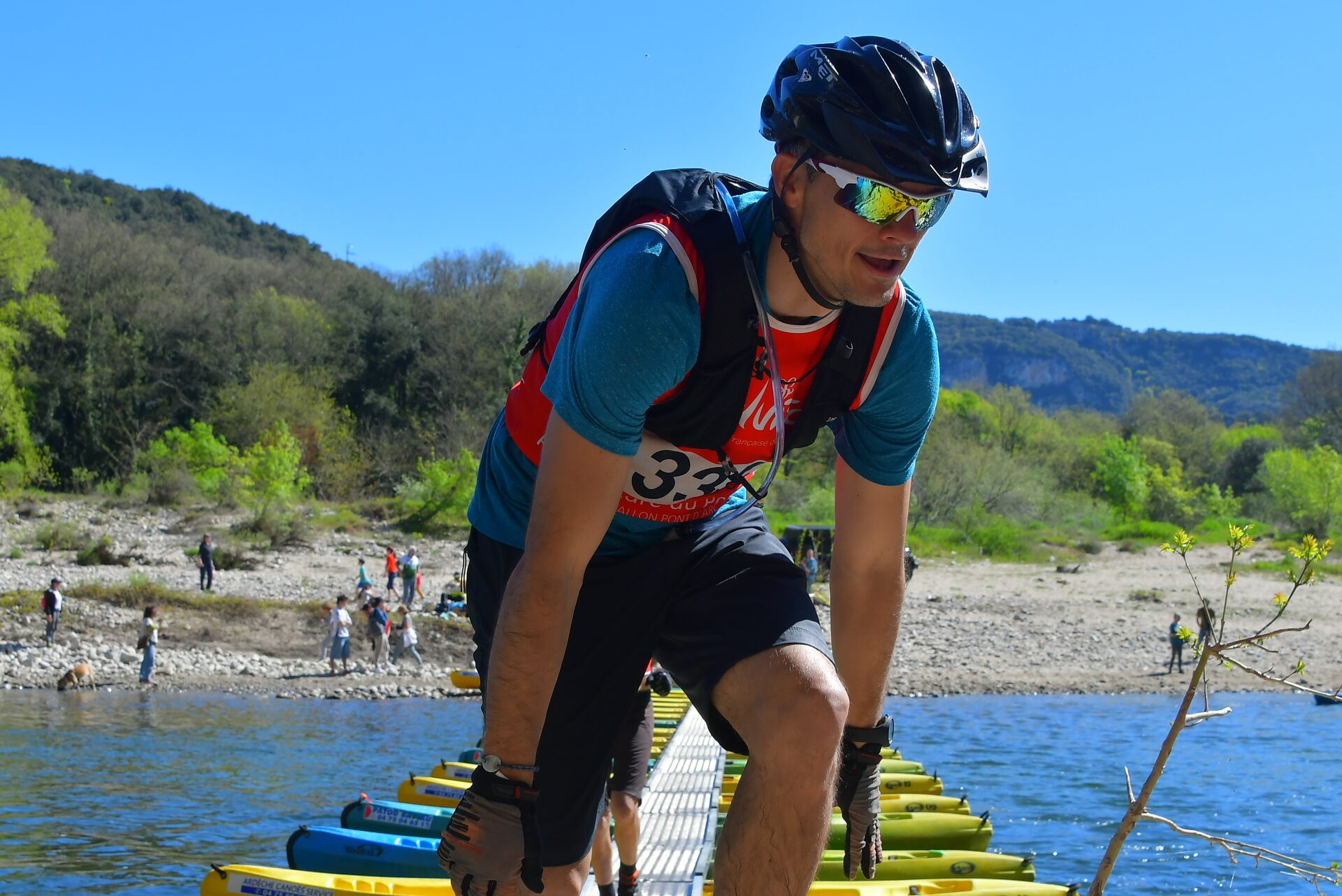 Coureur sur la section trail du raid en Ardèche