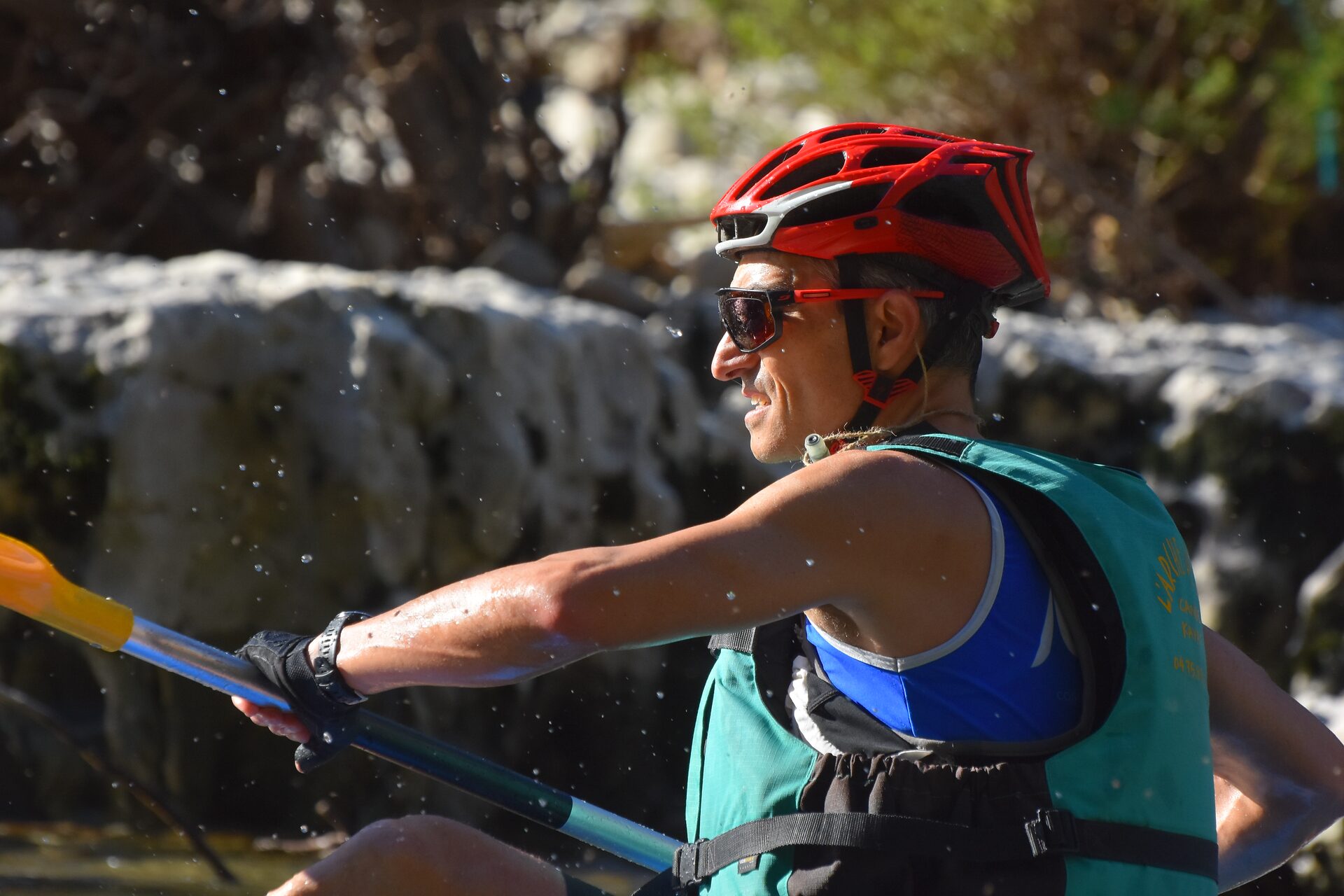 Raideur concentré sur l'épreuve canoë d'un défi sportif en Ardèche