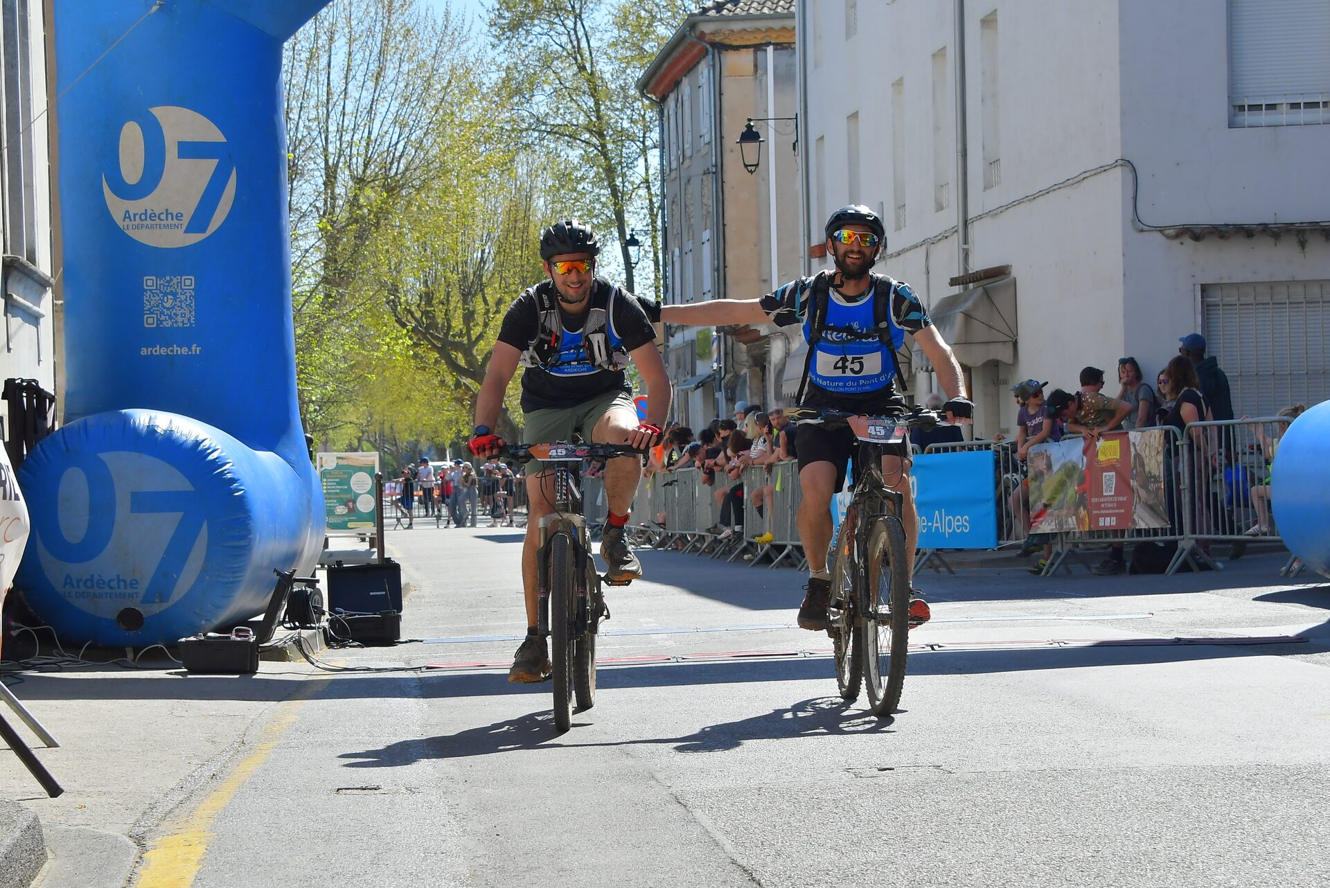 Duo de vététistes heureux après leur défi sportif en Ardèche