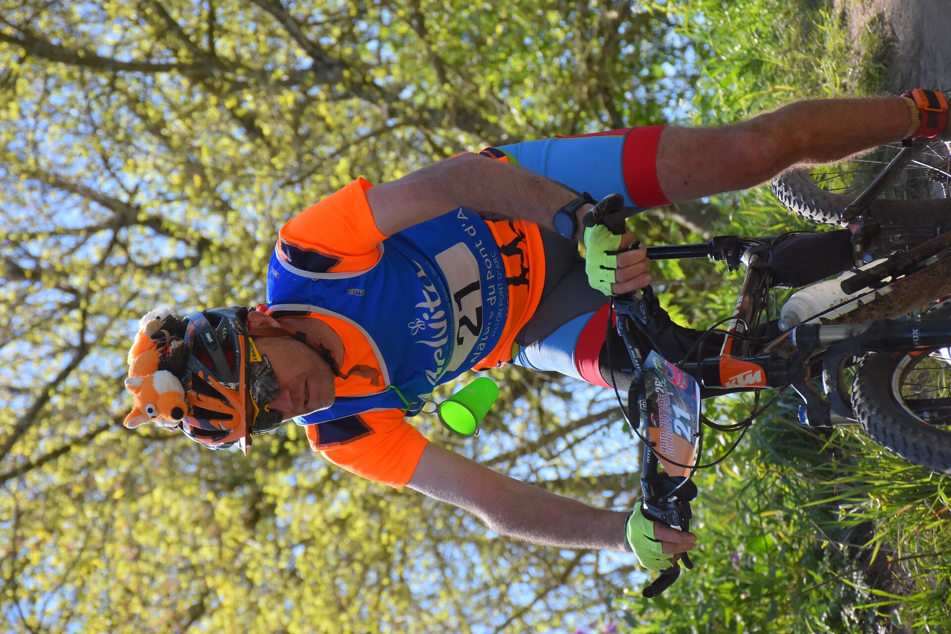Vététiste en pleine descente lors d'un défi sportif en Ardèche dans les Gorges à Vallon
