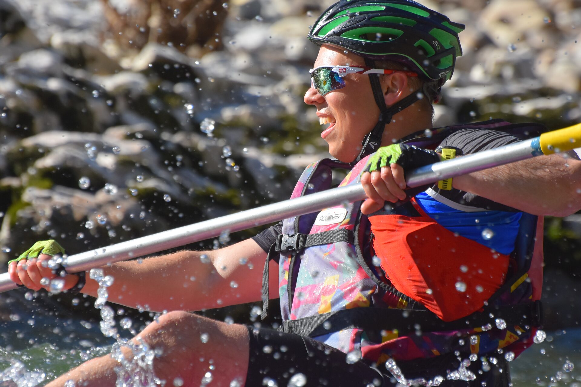 Gros plan d'un visage souriant en plein effort sur l'épreuve canoë lors du week-end de Pâques en Ardèche