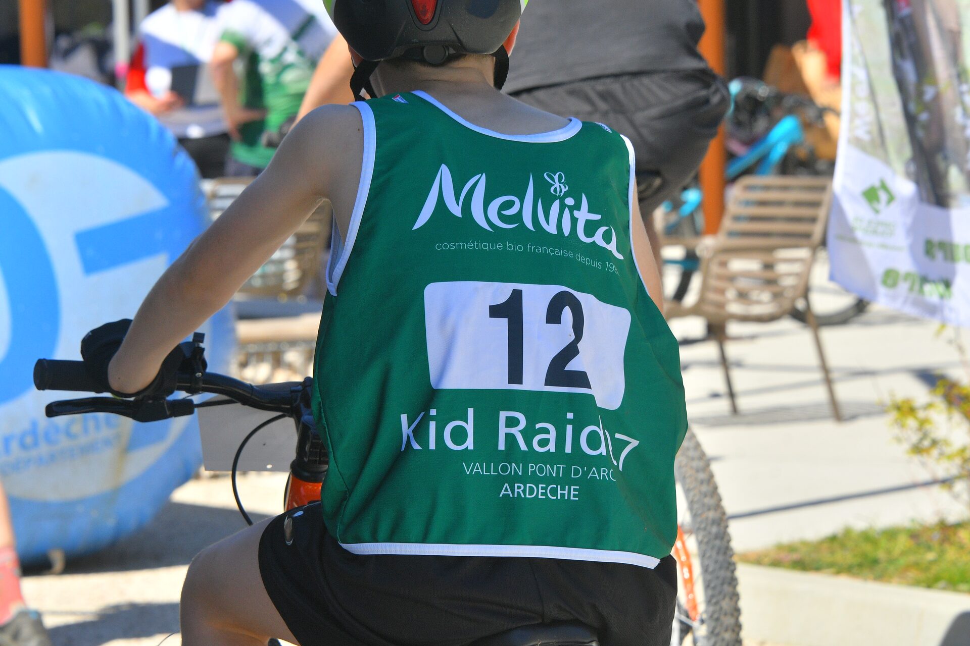 Dossard du Kid Raid de dos sur un jeune participant en Ardèche
