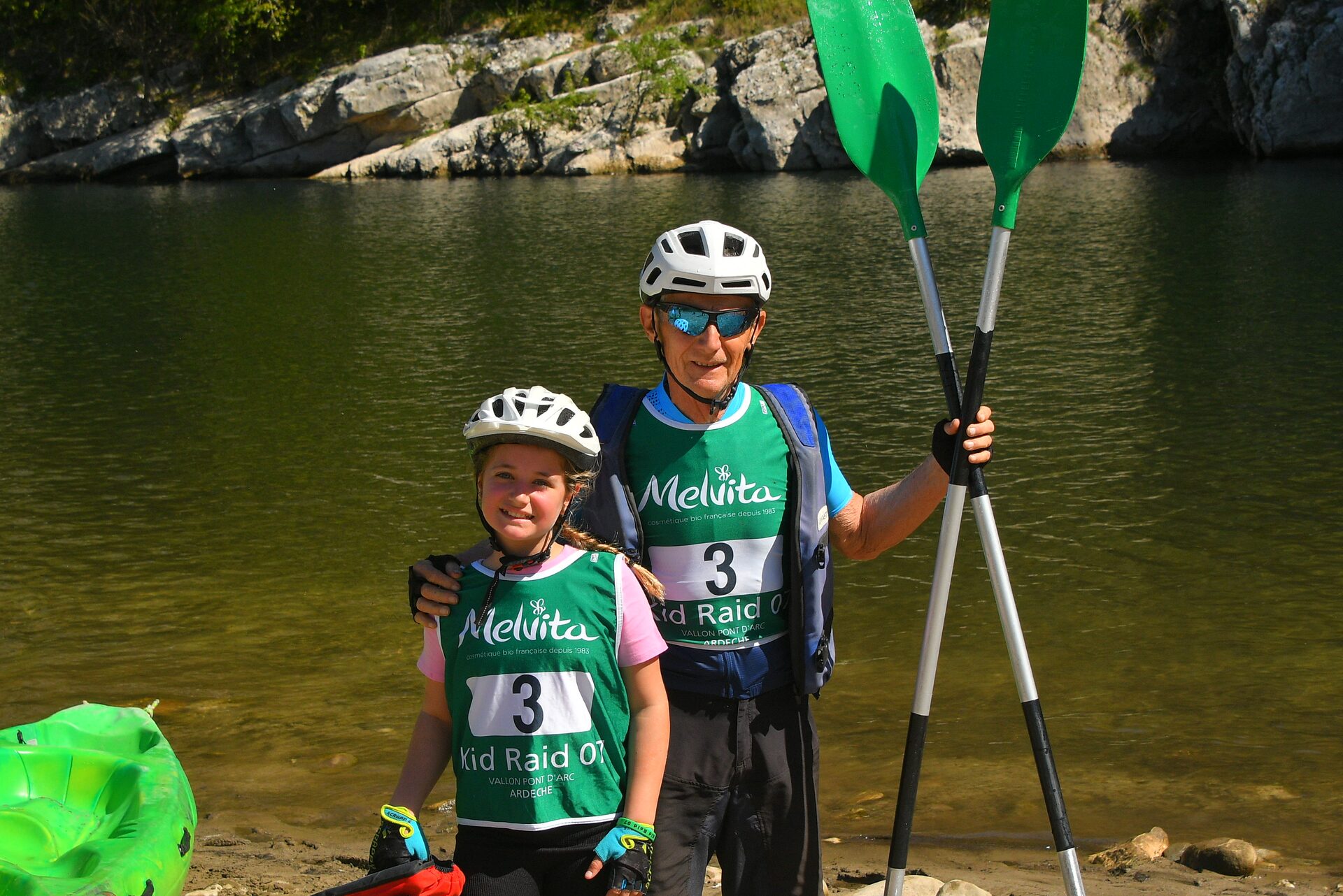 Duo enfant-parent après l'épreuve canoë du Kid Raid en Ardèche